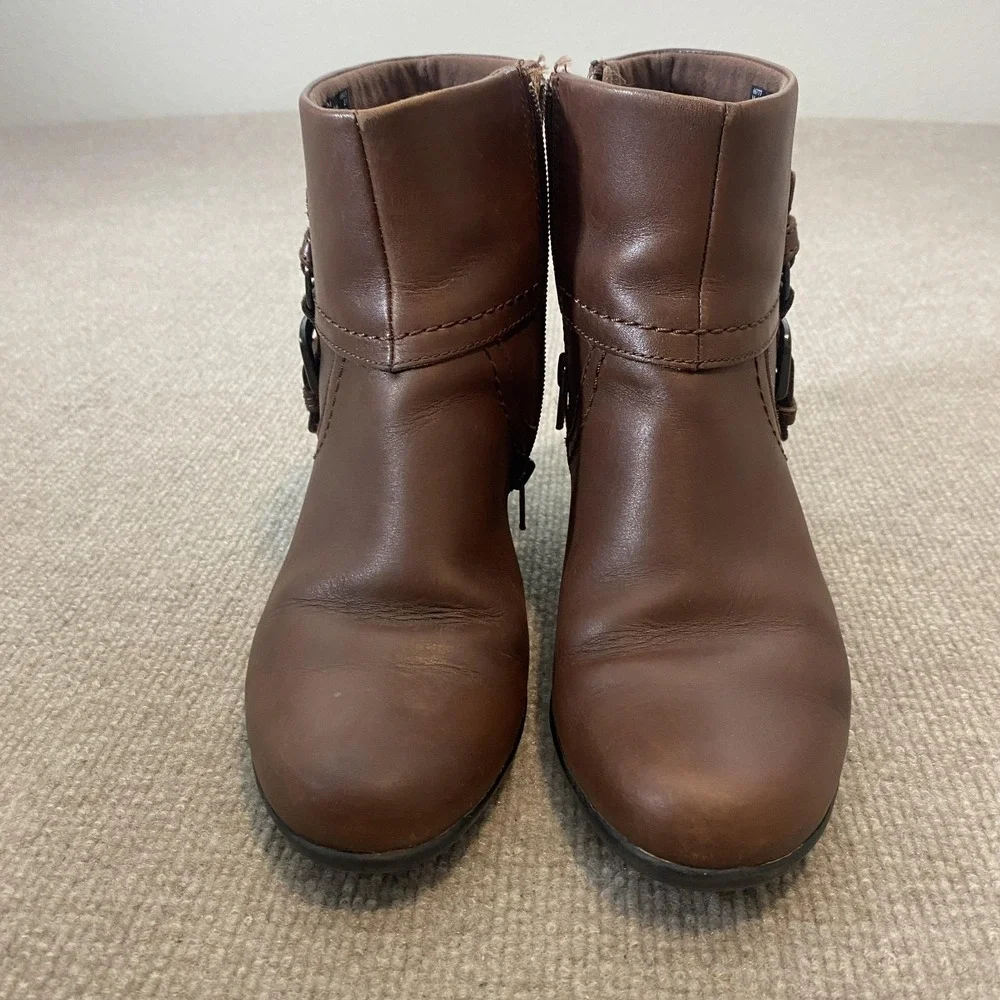 Clarks Booties Womens Size‎ 7 Brown Leather Ankle Zip Buckle Low Heel Bendables